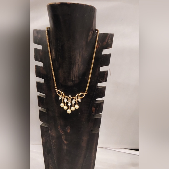 VINTAGE TRIFARI CROWN PEARL JEWELRS PENDANT GOLD TONE NECKLACE - Picture 1 of 6